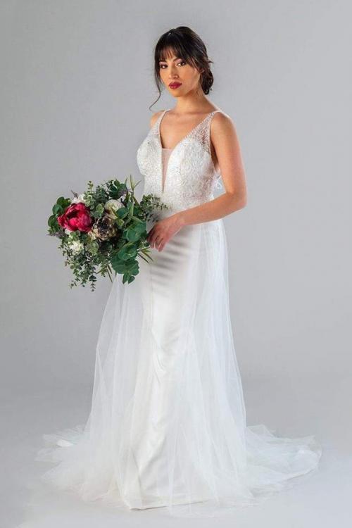 Shoulder Straps Sleeveless Beading Lace Court Train Long Tulle Wedding Dresses with Buttons