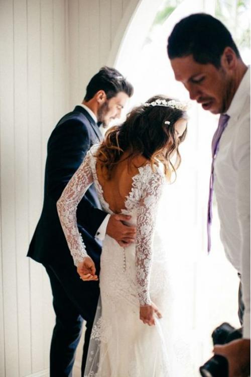 Charming Long Sleeve V Neck Lace Wedding Dress 
